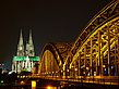 Kölner Dom hinter der Hohenzollernbrücke Foto 