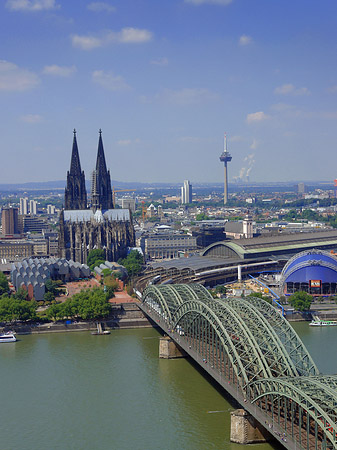 Hohenzollernbrücke und Kölner Dom aus der Ferne Fotos