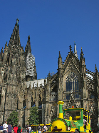Foto Bimmelbahn fährt zum Kölner Dom