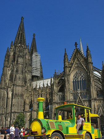 Foto Bimmelbahn fährt zum Kölner Dom