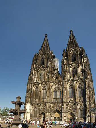 Touristen tummeln sich vor Kölner Dom Foto 