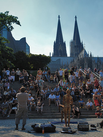 Foto Touristen auf dem Weg zum Kölner Dom - Köln