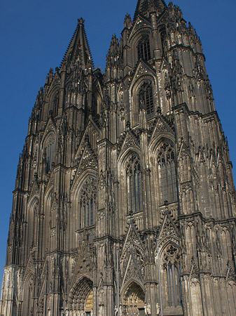 Foto Touristen tummeln sich vor Kölner Dom
