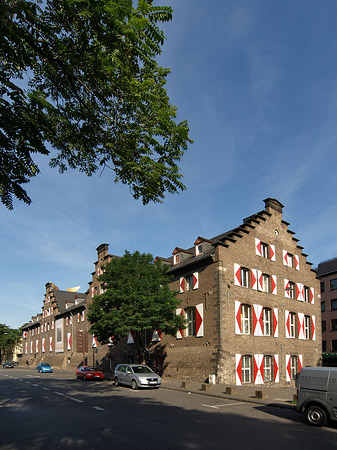 Kölnisches Stadtmuseum mit Straße