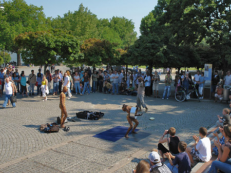 Straßenkünstler auf dem Heinrich-Böll-Platz Foto 