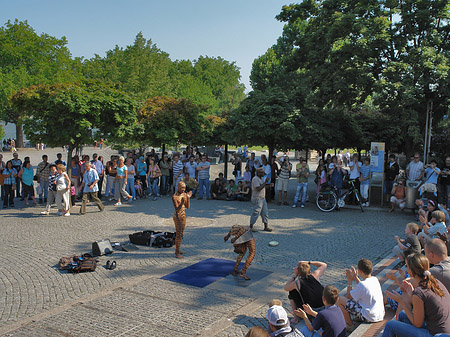 Fotos Straßenkünstler auf dem Heinrich-Böll-Platz