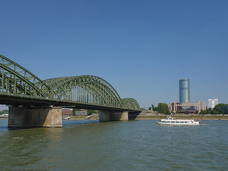 Foto Hohenzollernbrücke reicht ans Kennedyufer