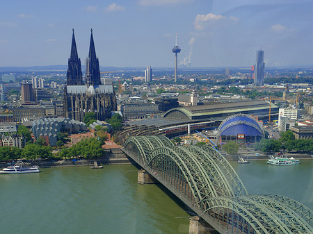 Hohenzollernbrücke und Kölner Dom aus der Ferne Foto 