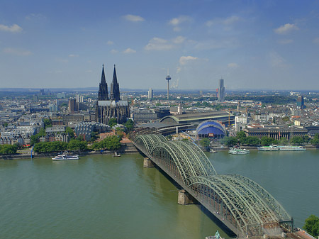 Fotos Hohenzollernbrücke und Kölner Dom aus der Ferne | Köln