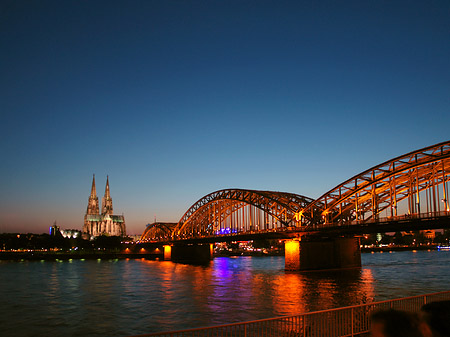 Foto Kölner Dom hinter der Hohenzollernbrücke