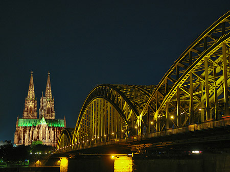 Foto Kölner Dom hinter der Hohenzollernbrücke
