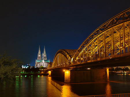 Foto Kölner Dom hinter der Hohenzollernbrücke