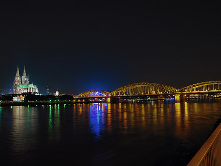 Foto Kölner Dom hinter der Hohenzollernbrücke - Köln