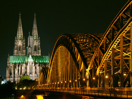 Kölner Dom hinter der Hohenzollernbrücke Fotos
