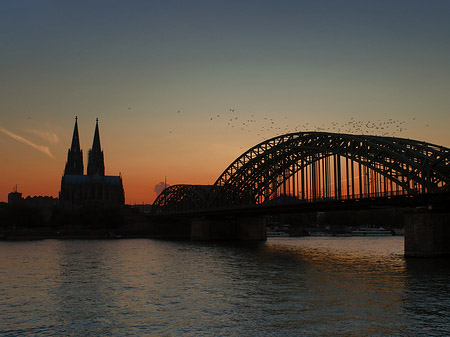 Kölner Dom hinter der Hohenzollernbrücke Fotos