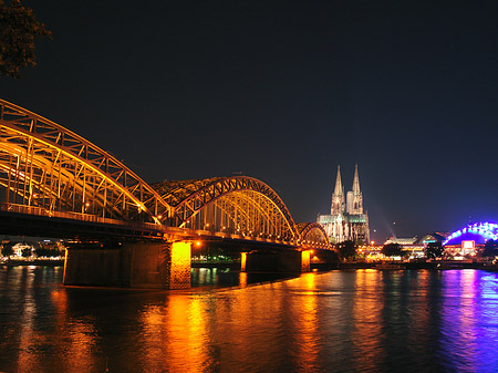 Foto Blick auf musical-dome und Kölner Dom - Köln