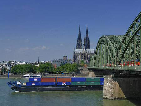 Schiff unter der Hohenzollernbrücke Fotos