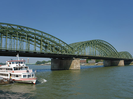 Foto Schiff vor der Hohenzollernbrücke - Köln