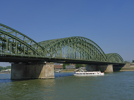 Foto Schiff vor der Hohenzollernbrücke - Köln