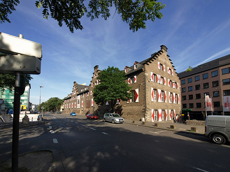 Kölnisches Stadtmuseum mit Straße Fotos
