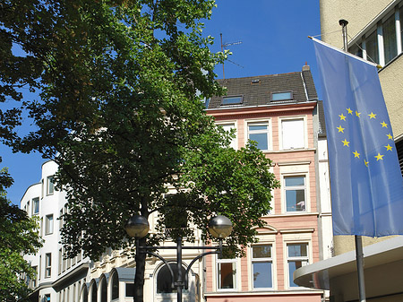 Mittelstraße mit Europafahne Fotos