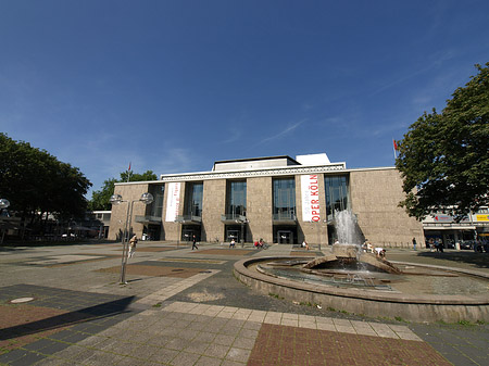 Oper Köln mit Brunnen