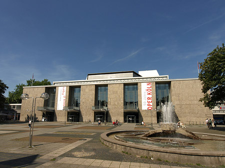 Oper Köln mit Brunnen