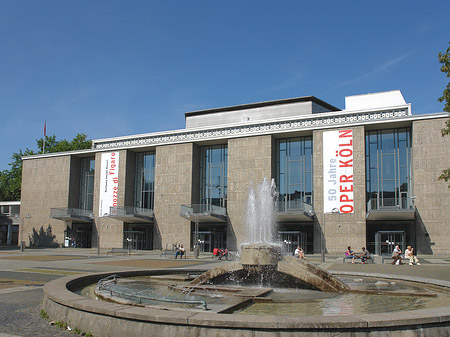 Foto Oper Köln mit Brunnen