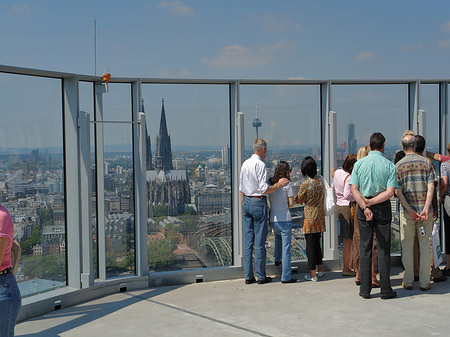 Besucher gucken auf den Kölner Dom Fotos