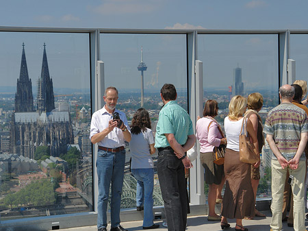 Fotos Besucher gucken auf den Kölner Dom | Köln