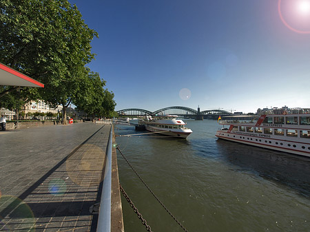 Schiff fährt über den Rhein Foto 