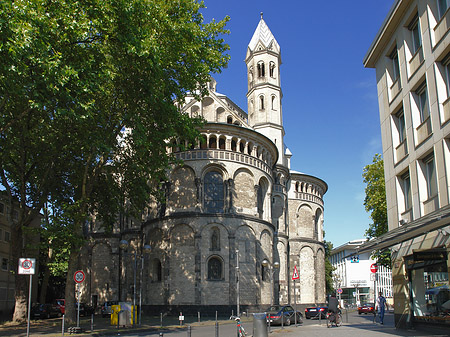 Foto Seitentürme und Westturm der St Aposteln - Köln