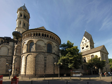 Seitentürme und Westturm der St Aposteln Fotos