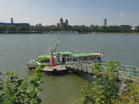 Fotos Schiff fährt vor St Kunibert | Köln