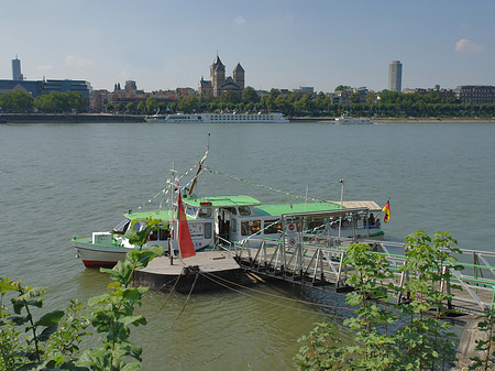Fotos Schiff fährt vor St Kunibert